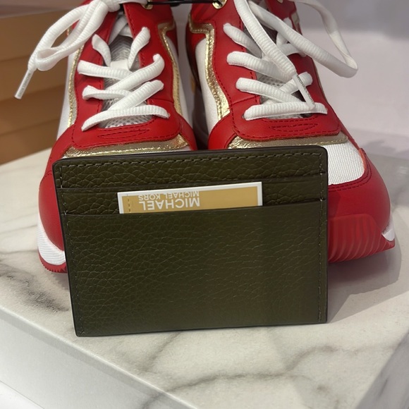 MICHAEL KORS
Reed Large Pebbled Leather Card Holder Case Wallet
COLOR: OLIVE
NWT - Picture 16 of 16